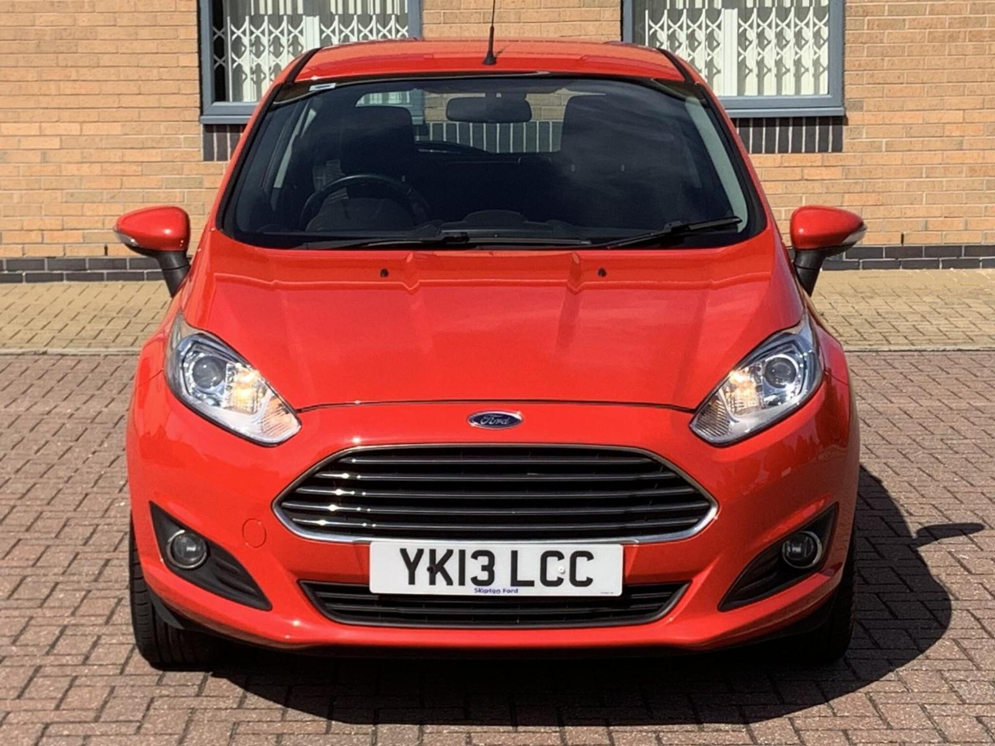 Ford FIESTA photo 2