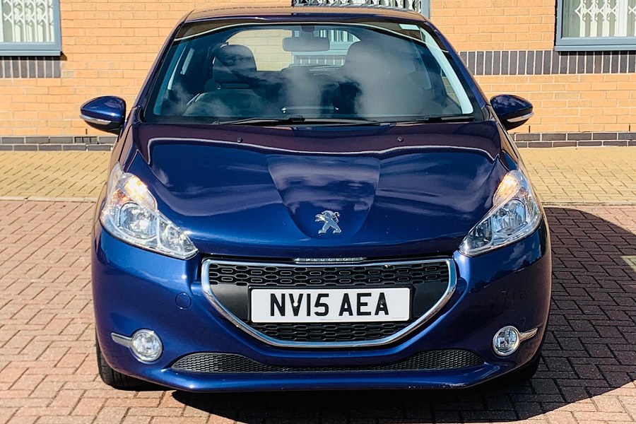 Peugeot 208 photo 2