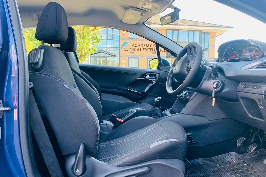 2015 Peugeot 208 photo 9