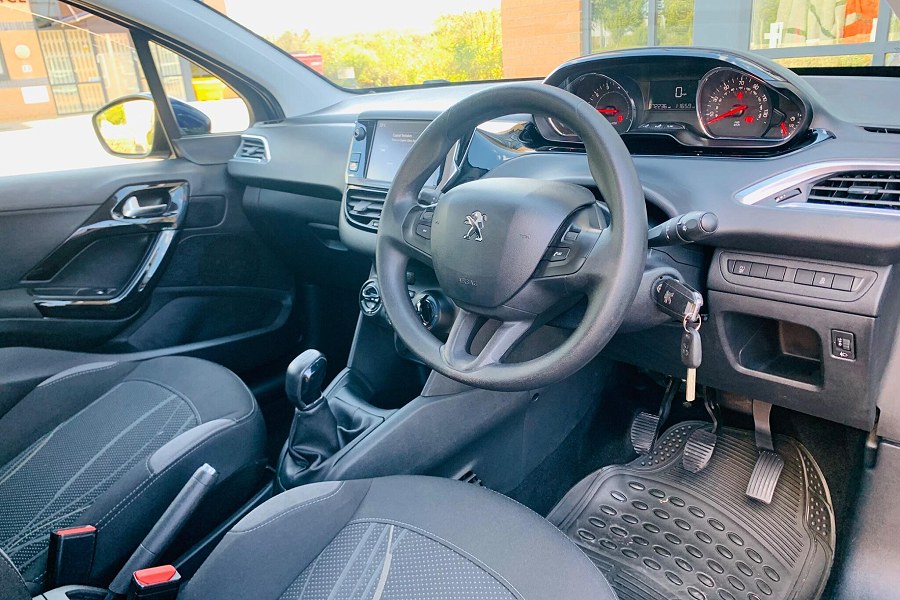 2015 Peugeot 208 photo 10