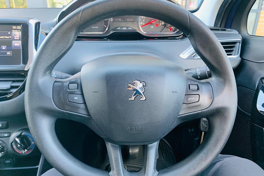 2015 Peugeot 208 photo 11