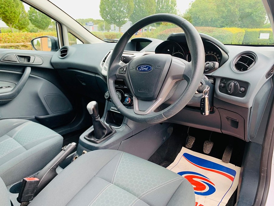 2010 Ford Fiesta Van photo 13