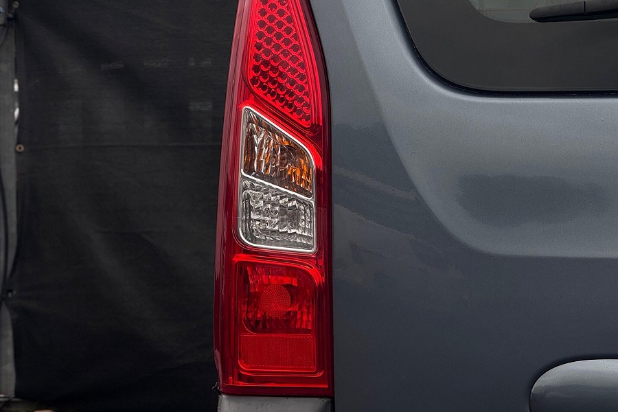 2011 Peugeot Partner Tepee photo 6