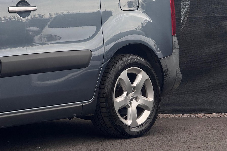 2011 Peugeot Partner Tepee photo 10