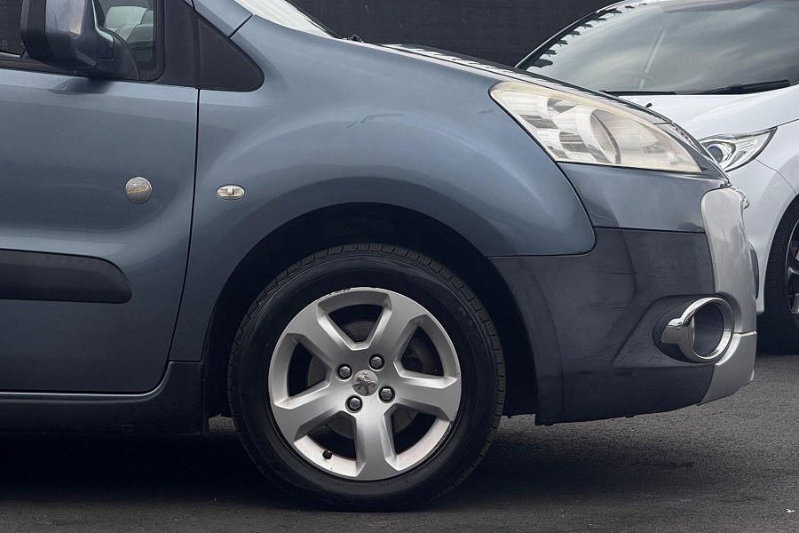 2011 Peugeot Partner Tepee photo 11
