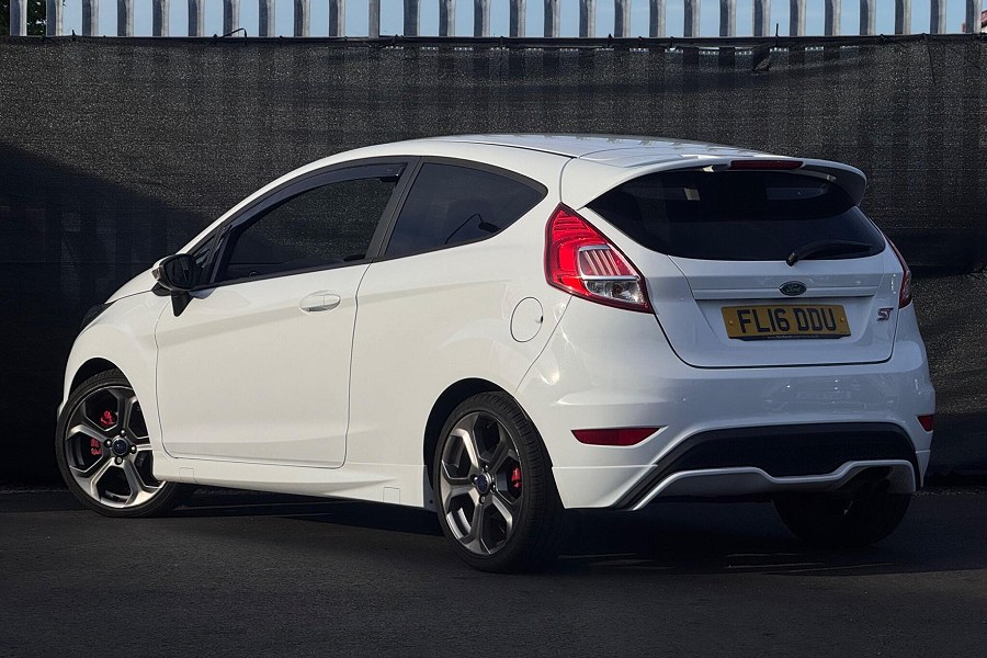 Ford Fiesta photo 2