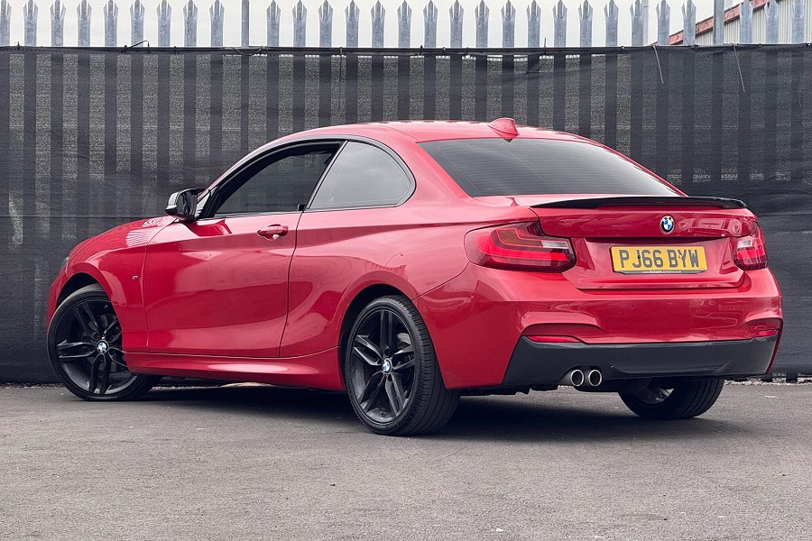BMW 2 Series photo 2