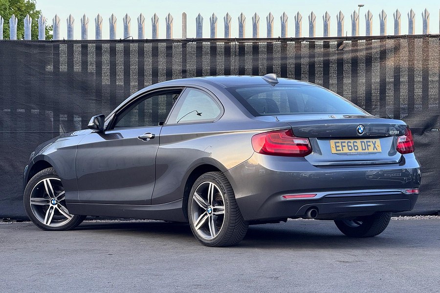 BMW 2 Series photo 2