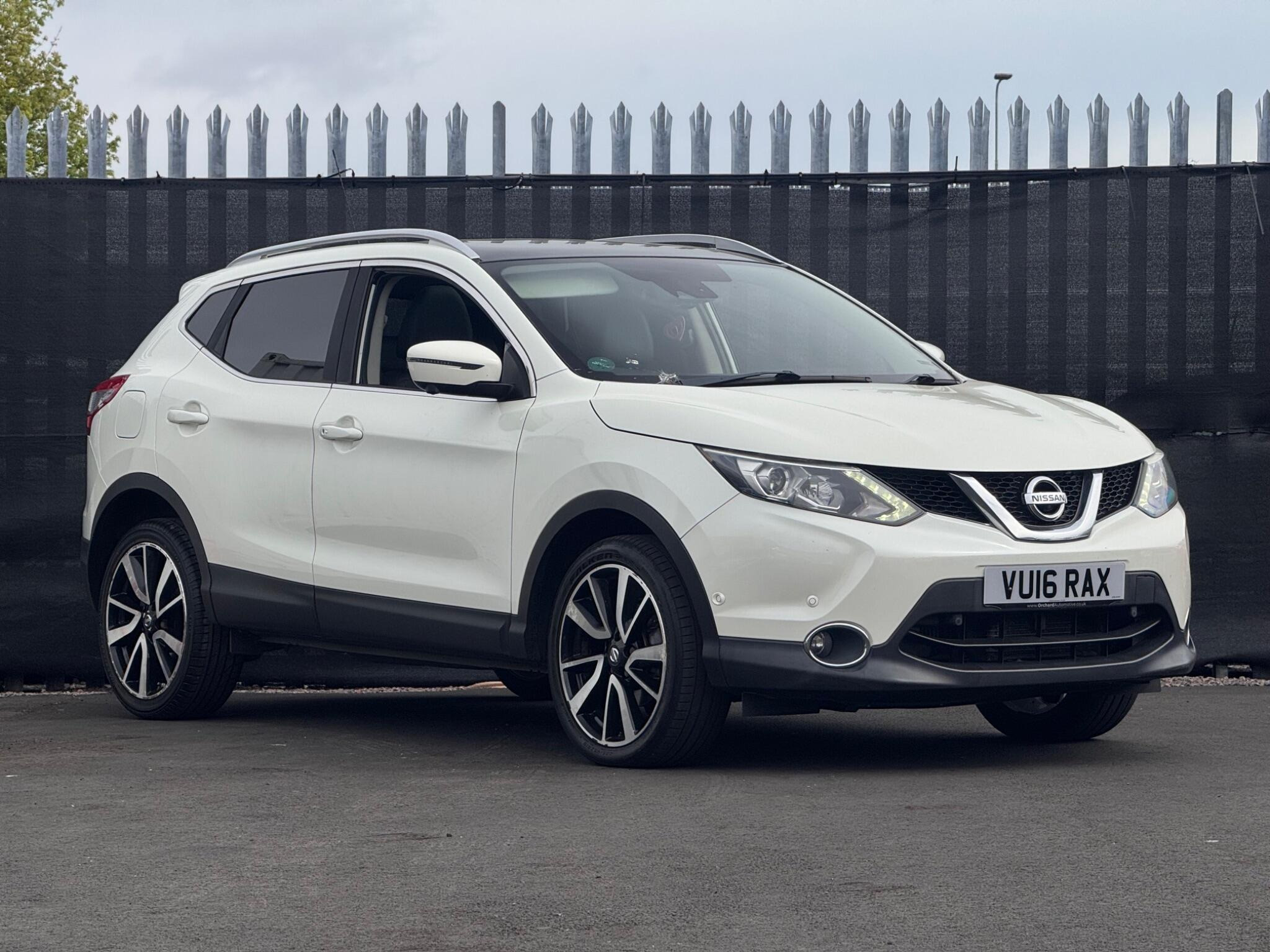 2016 Nissan Qashqai 1.6 dCi Tekna XTRON 2WD Euro 6 (s/s) 5dr for sale at Bestway Autos