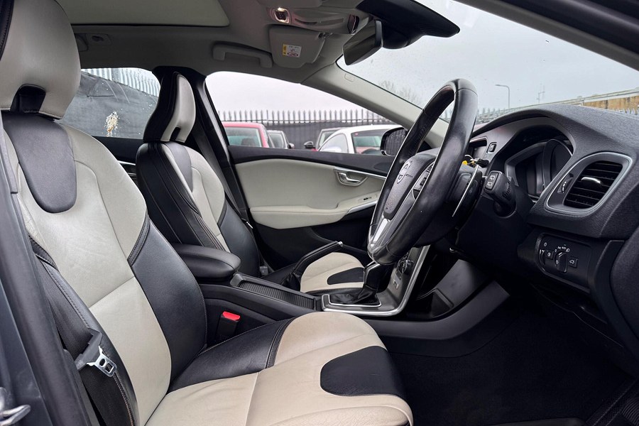 2015 Volvo V40 Cross Country photo 9