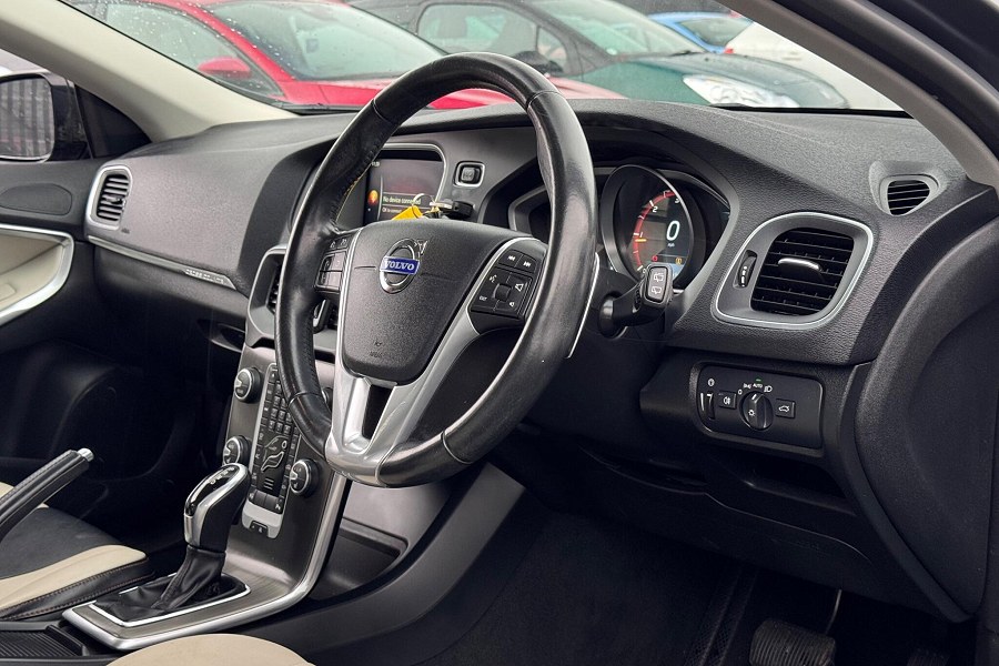2015 Volvo V40 Cross Country photo 3
