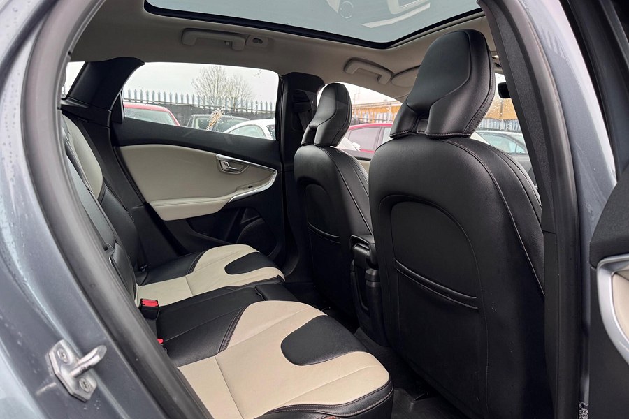 2015 Volvo V40 Cross Country photo 8
