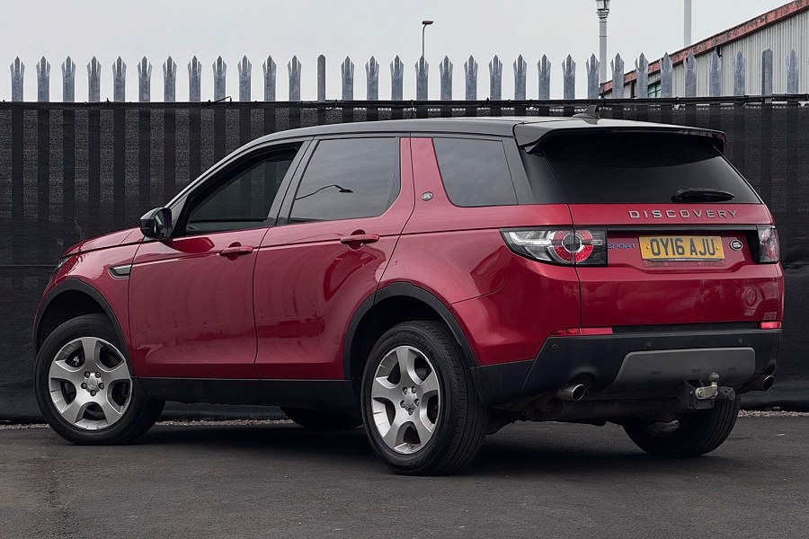 Land Rover Discovery Sport photo 2