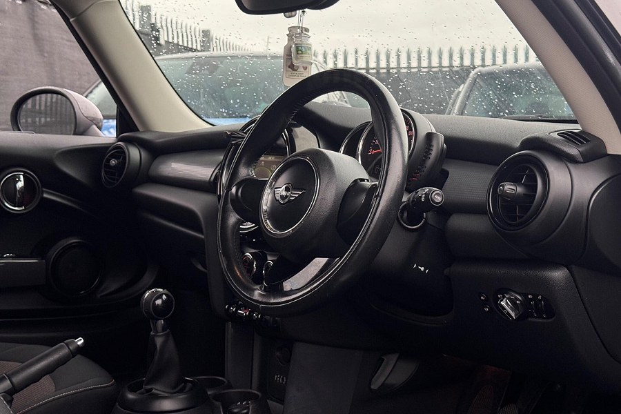 2016 MINI Hatch photo 3