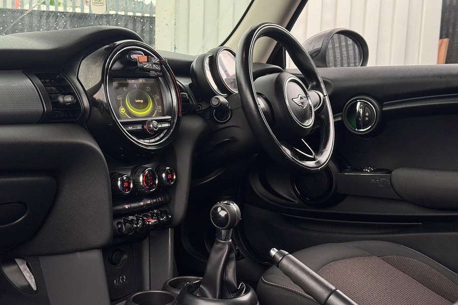 2016 MINI Hatch photo 10