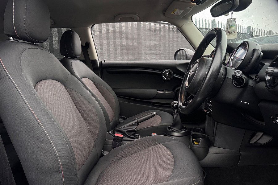 2016 MINI Hatch photo 8