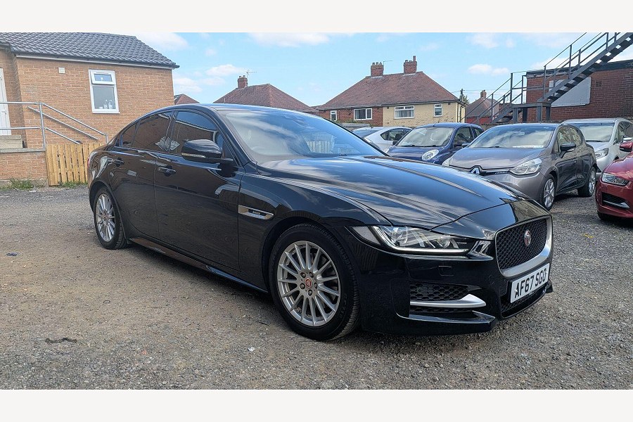 2017 Jaguar XE photo 3