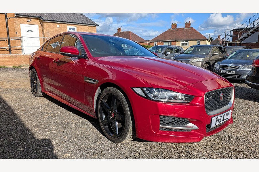 2017 Jaguar XE photo 3