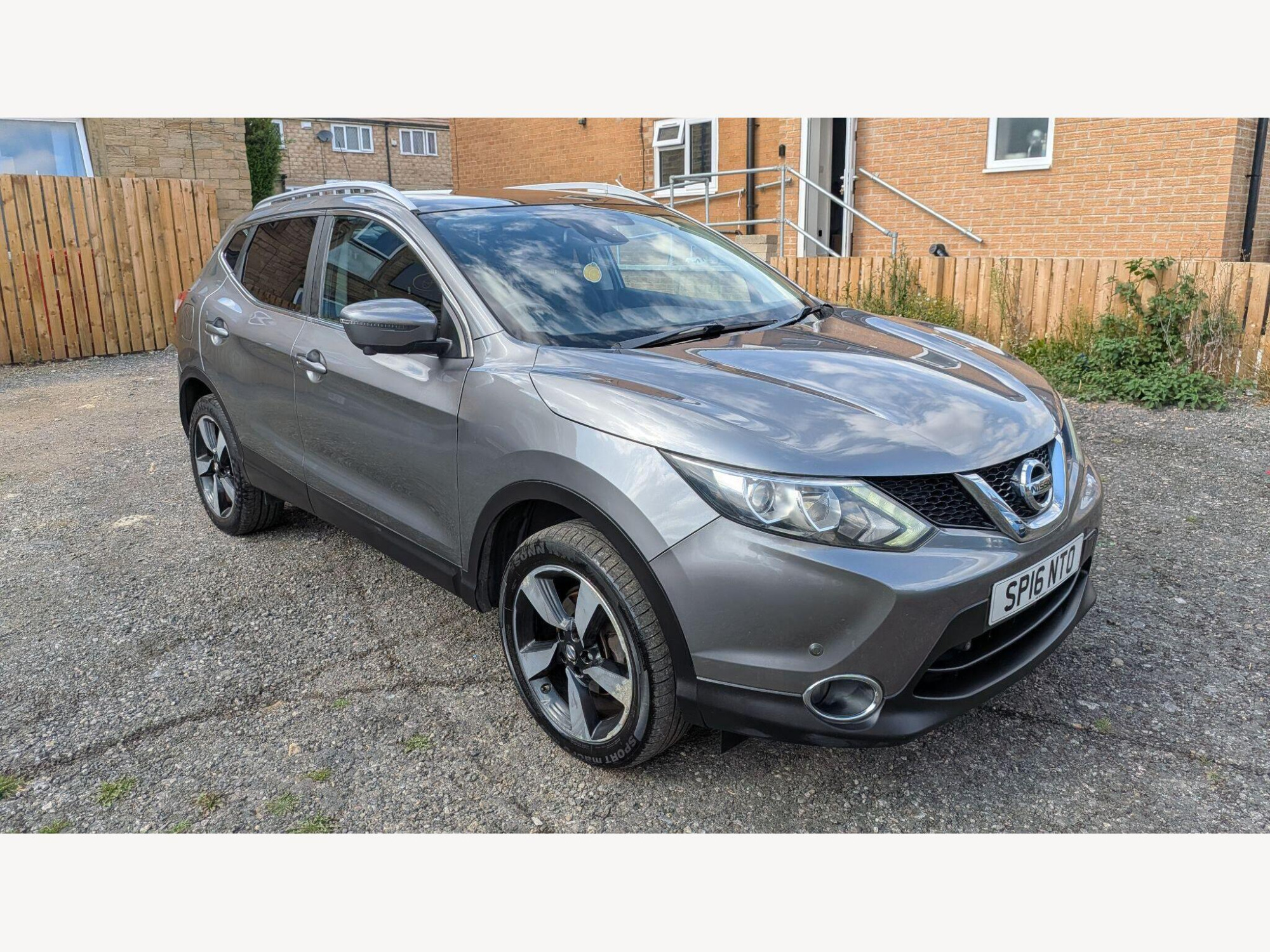 2016 Nissan Qashqai 1.2 DIG-T N-Connecta 2WD Euro 6 (s/s) 5dr for sale at Optimus Cars