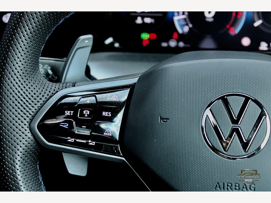 2025 Volkswagen Golf photo 10