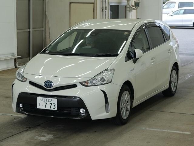 Toyota Prius Alpha photo 2