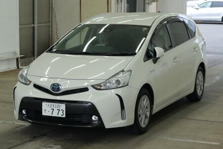 Toyota Prius Alpha photo 2