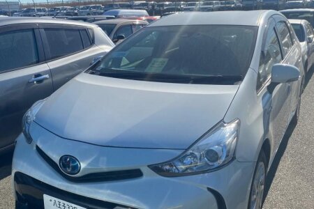 2020 Toyota Prius Alpha photo 3