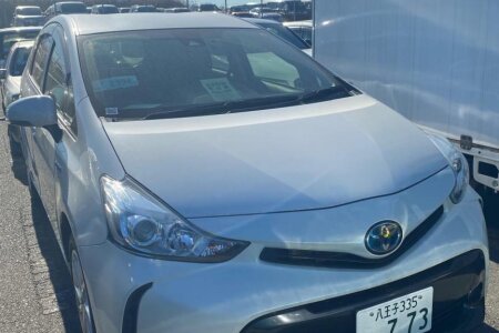 2020 Toyota Prius Alpha photo 4