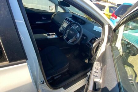2020 Toyota Prius Alpha photo 7