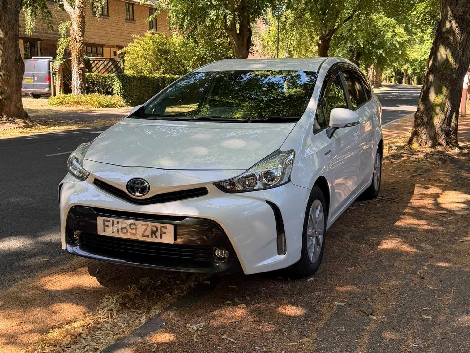 Toyota Prius Alpha photo 2
