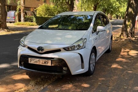 Toyota Prius Alpha photo 2
