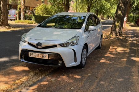 2020 Toyota Prius Alpha photo 3