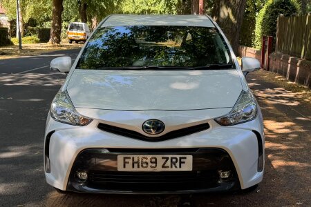 2020 Toyota Prius Alpha photo 4
