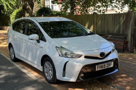 2020 Toyota Prius Alpha photo 5