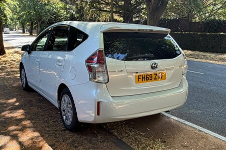 2020 Toyota Prius Alpha photo 6