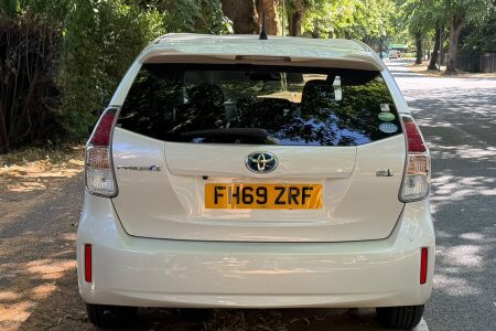 2020 Toyota Prius Alpha photo 7