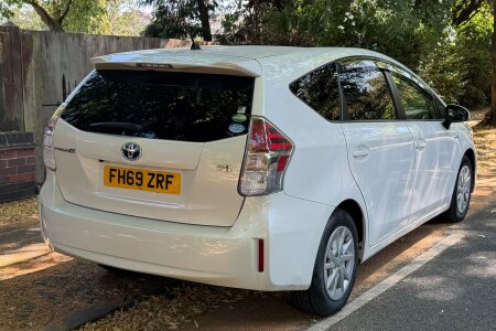 2020 Toyota Prius Alpha photo 8