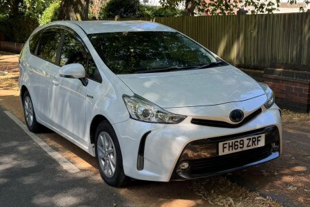 2020 Toyota Prius Alpha photo 9
