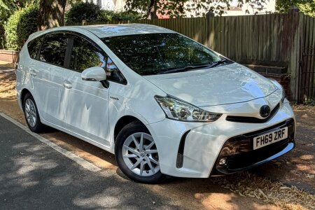 2020 Toyota Prius Alpha photo 10