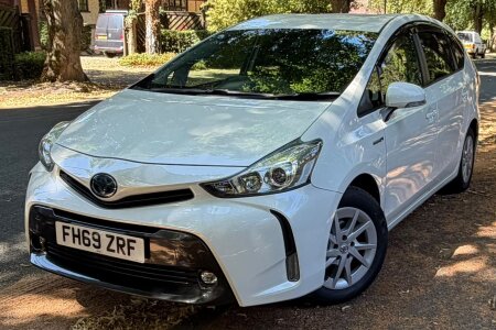2020 Toyota Prius Alpha photo 11
