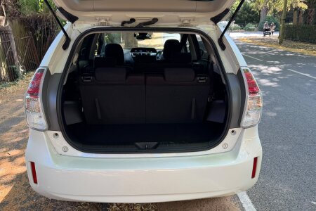 2020 Toyota Prius Alpha photo 13