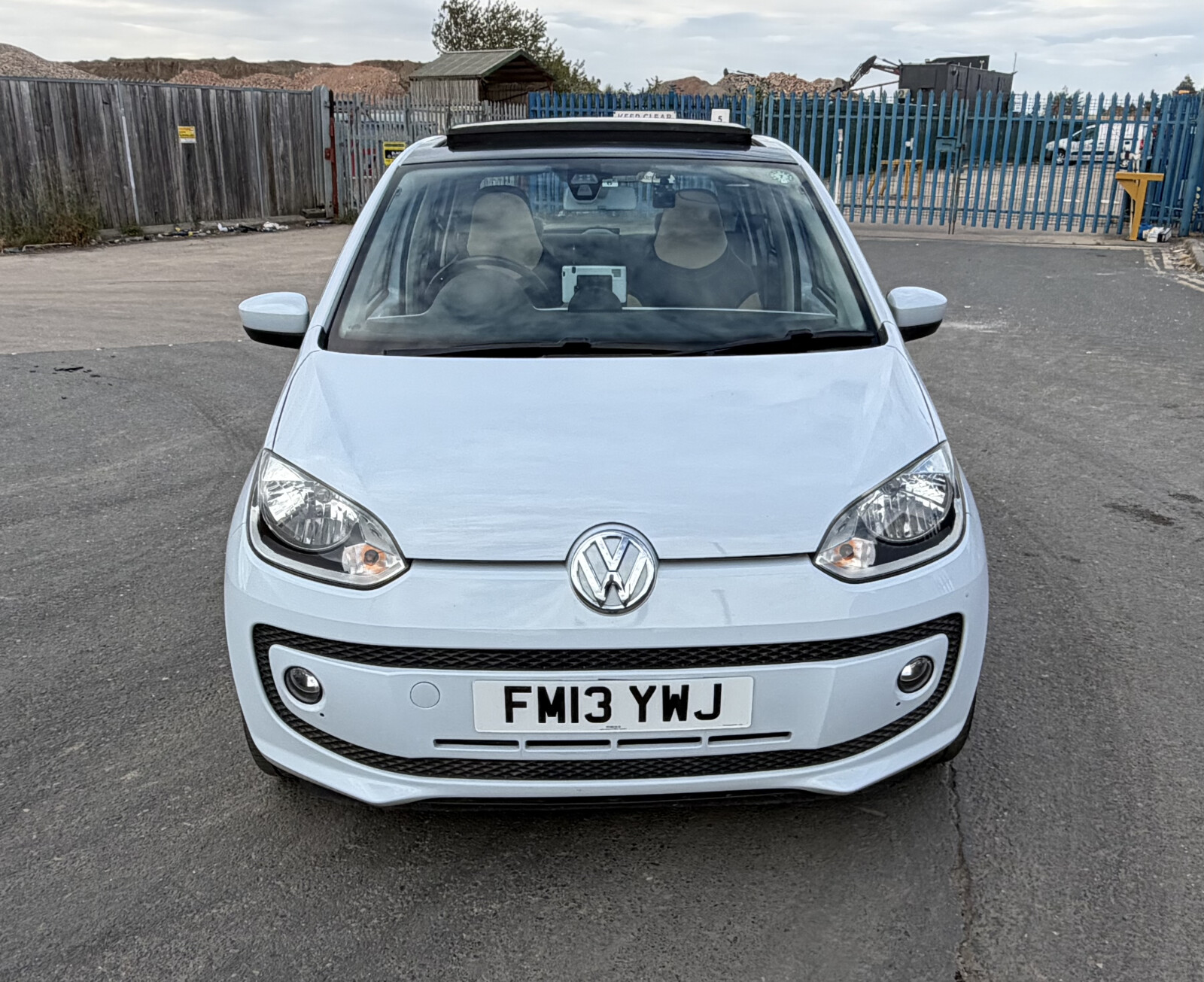 Volkswagon Up! photo 2