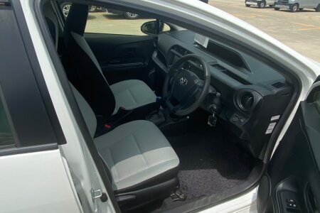 2016 Toyota Aqua photo 10