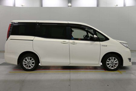 2018 Toyota Noah photo 4