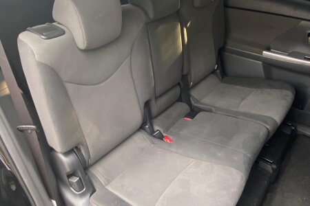 2014 Toyota Prius Alpha photo 9
