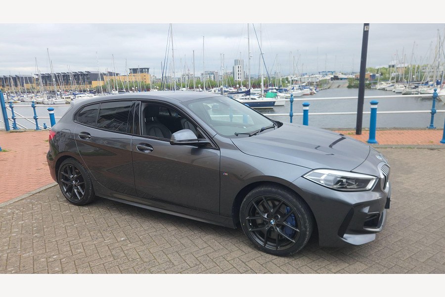 BMW 1 Series photo 2