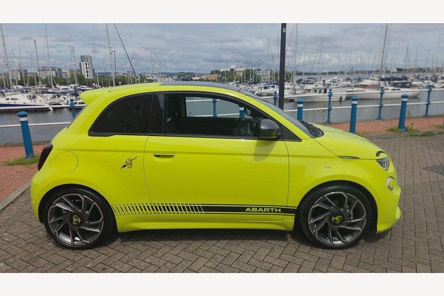 2024 Abarth 500e photo 12