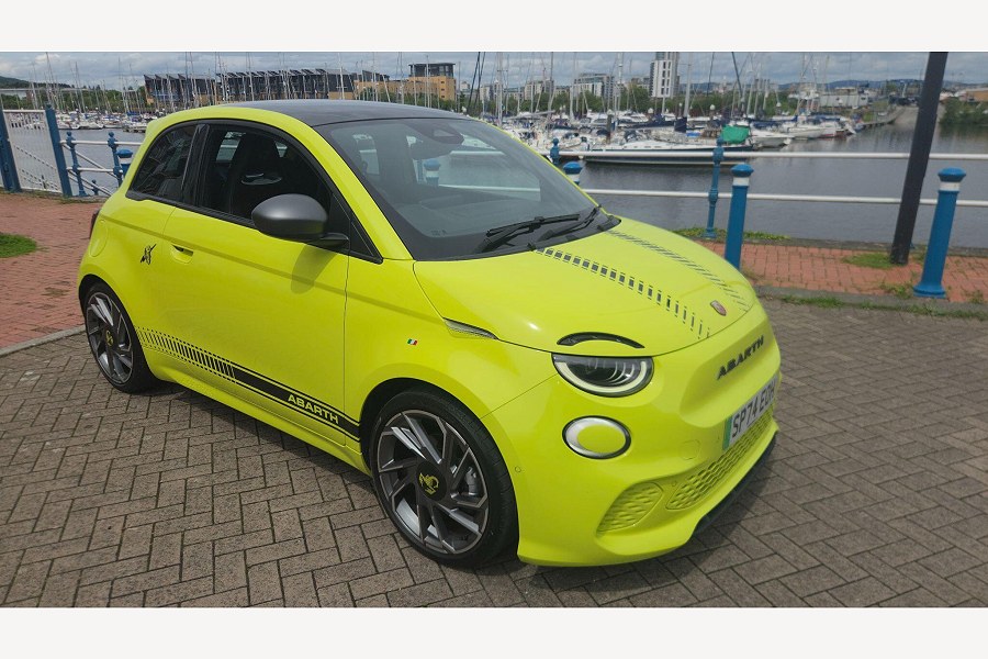 2024 Abarth 500e photo 2