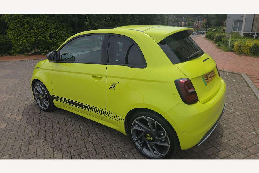 2024 Abarth 500e photo 11