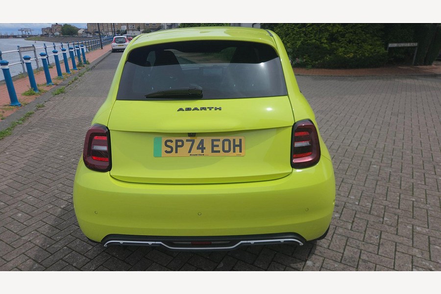2024 Abarth 500e photo 9